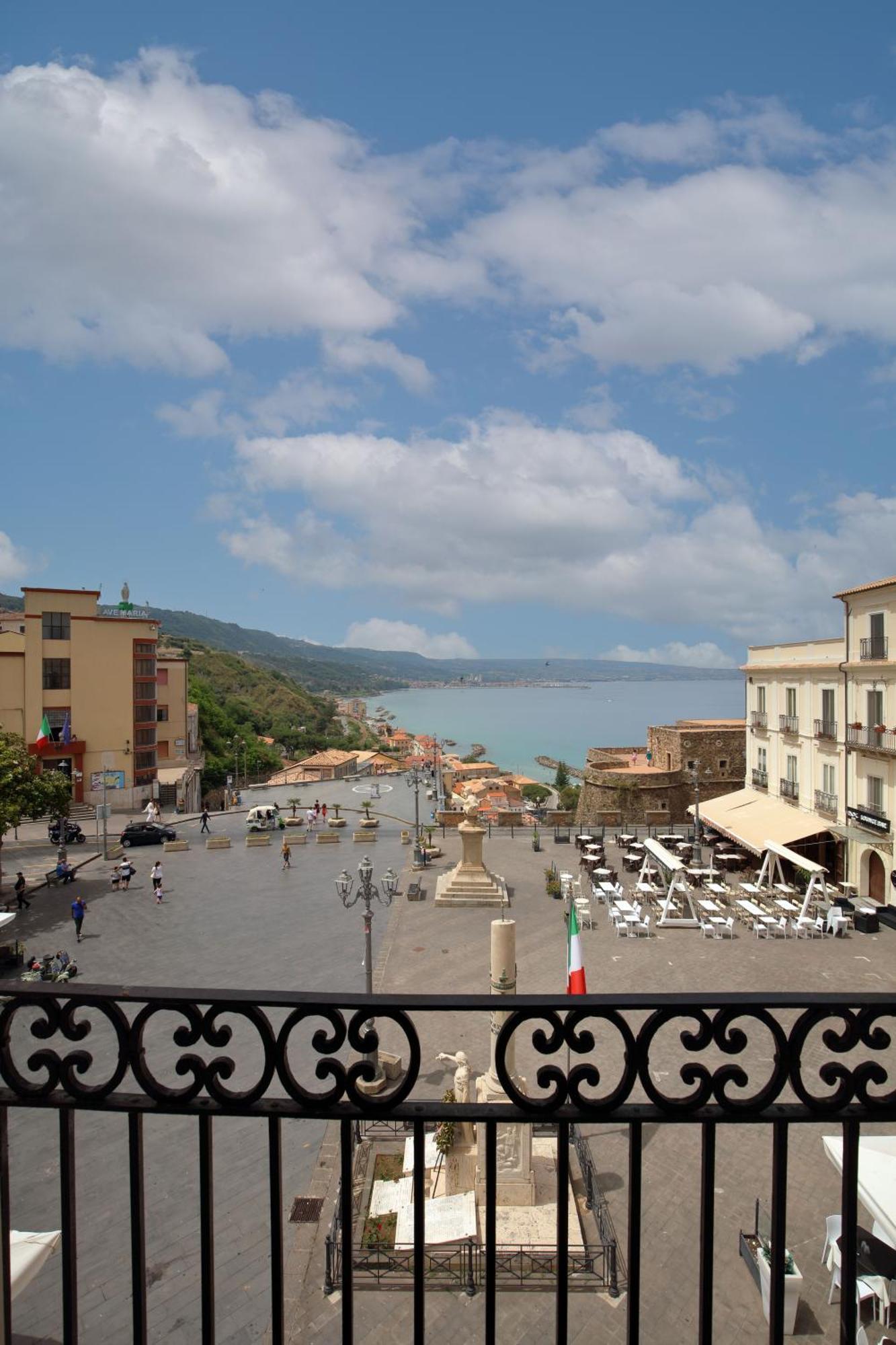 Hotel Della Piazza Пицо Екстериор снимка