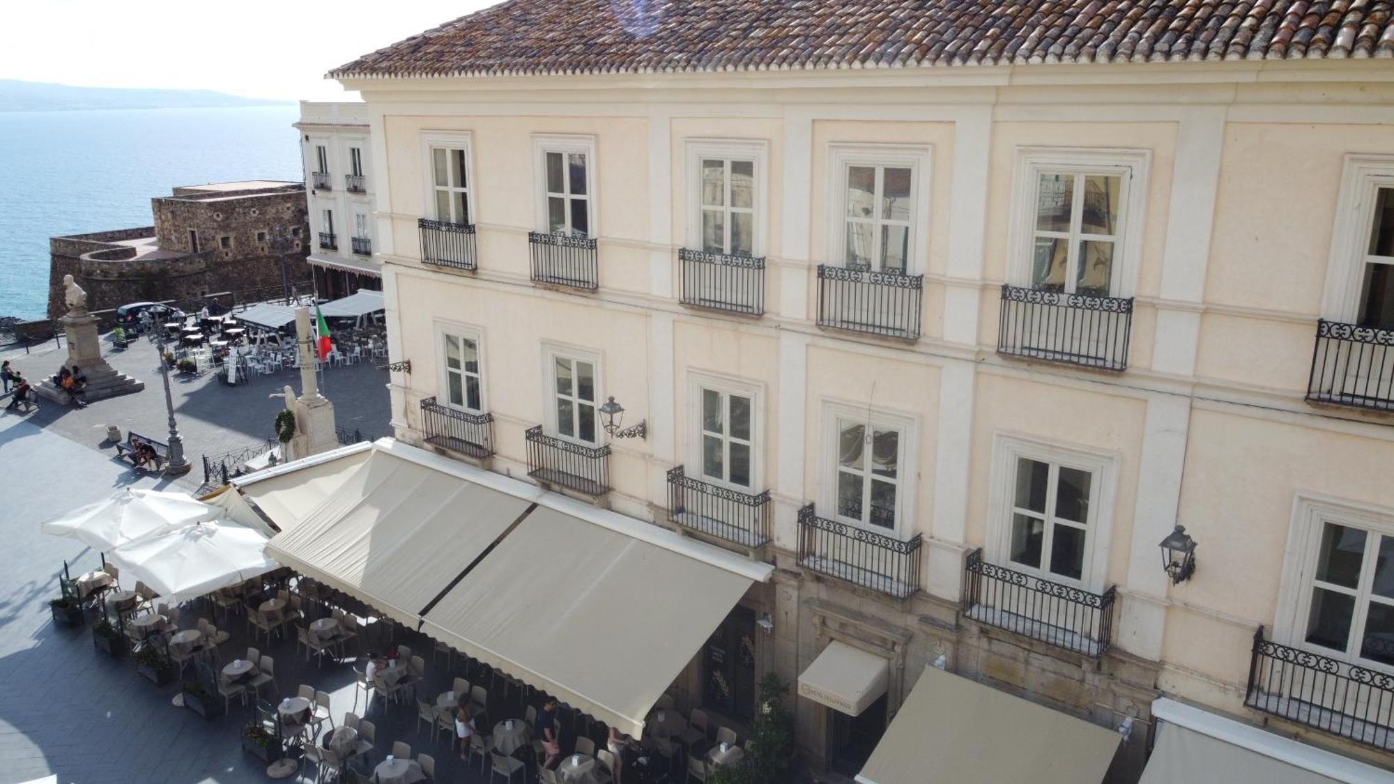 Hotel Della Piazza Пицо Екстериор снимка