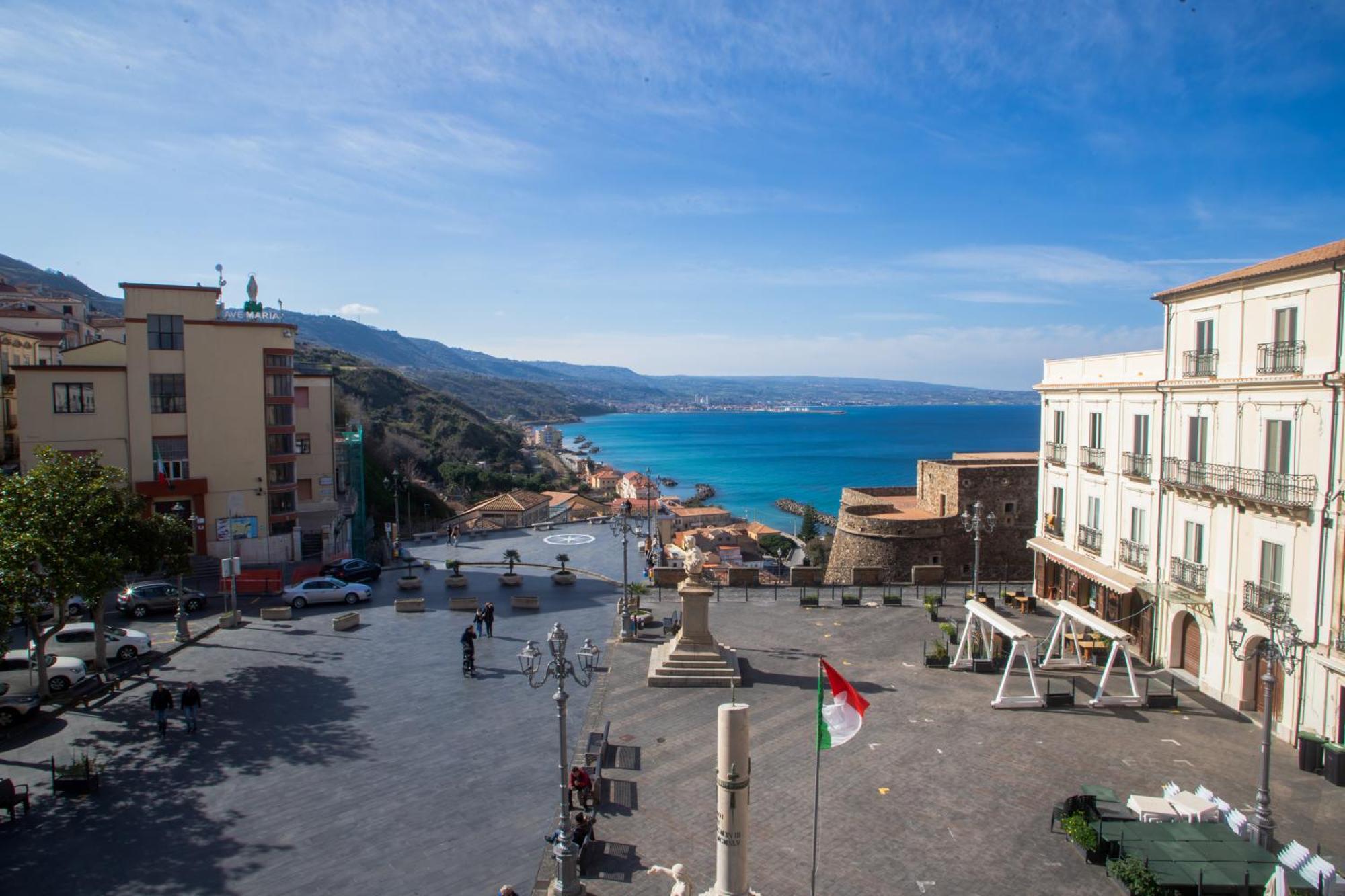 Hotel Della Piazza Пицо Екстериор снимка