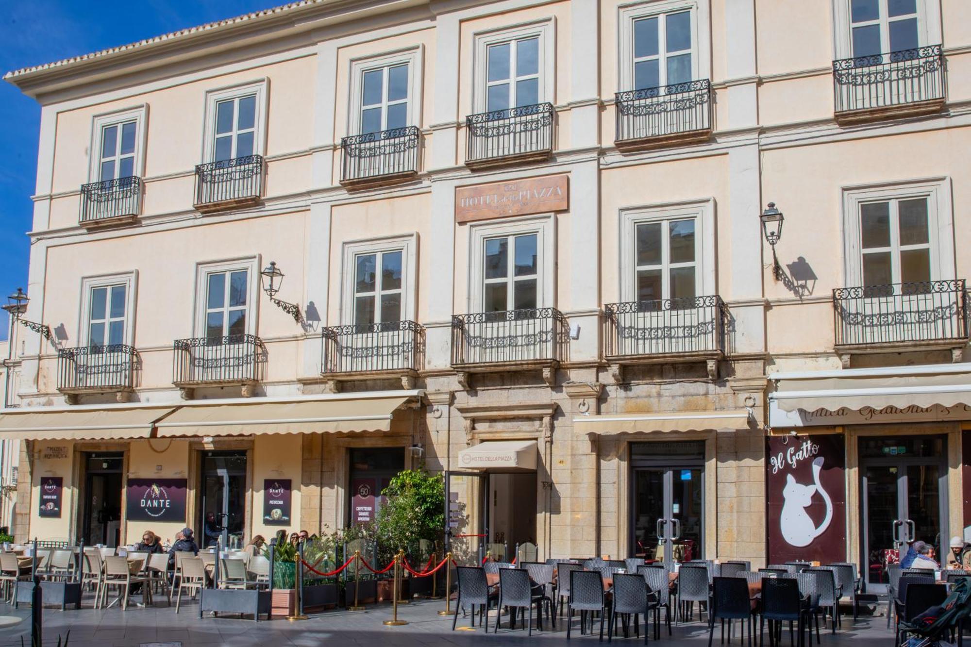 Hotel Della Piazza Пицо Екстериор снимка